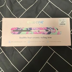 EVA NYC straightener in pastel marble